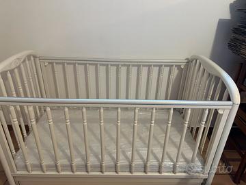 Lettino Pali con materasso e paracolpi.