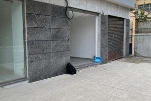 Negozio tot. ristrutturato ben rifinito buon prezz