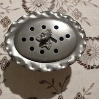 Raffinato portafiori antico in peltro