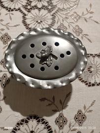 Raffinato portafiori antico in peltro