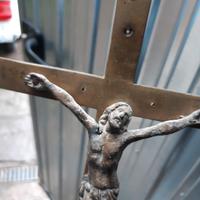 crocifisso e tagliacarta