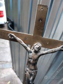 crocifisso e tagliacarta