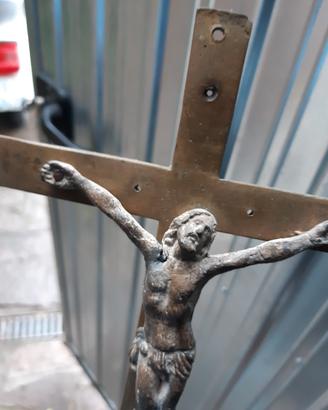 crocifisso e tagliacarta