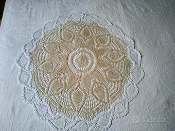 centrino rotondo all' uncinetto motivo ad ananas