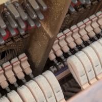 Pianoforte verticale PETROF in legno lucidato