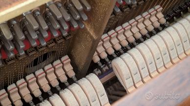 Pianoforte verticale PETROF in legno lucidato