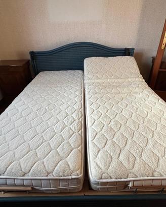 Letto matrimoniale con reti elettriche