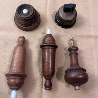 Vecchi interruttori in legno e metallo