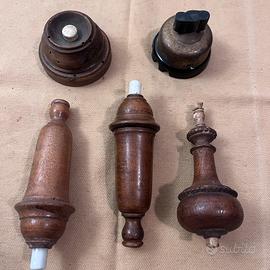 Vecchi interruttori in legno e metallo