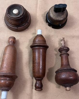 Vecchi interruttori in legno e metallo