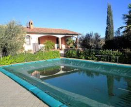 Casa unifamiliare con ampio terreno vicina al ...