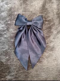 Fiocco per capelli in tessuto lucido blu.