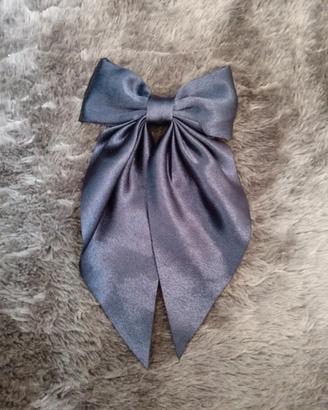 Fiocco per capelli in tessuto lucido blu.