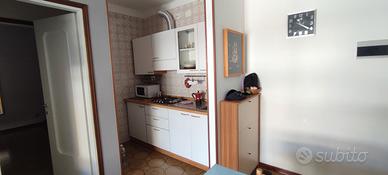 Cucina completa con tavolo e sedie