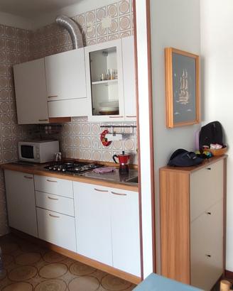 Cucina completa con tavolo e sedie