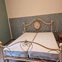 letto matrimoniale e 2 materassi