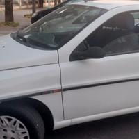 Vendi auto in buone condizioni.