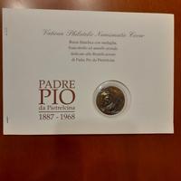 Medaglione in bronzo dorato di Padre Pio.