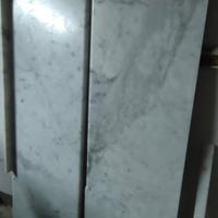 Top cucina di marmo bianco con venature grigie