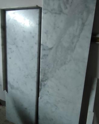 Top cucina di marmo bianco con venature grigie