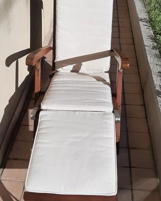 sdraio in legno con cuscino
