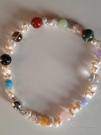 Elegante collana di perle e pietre dure