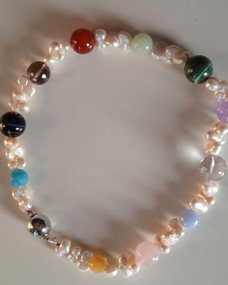 Elegante collana di perle e pietre dure