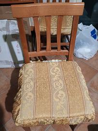 Sedie in legno per cucina.