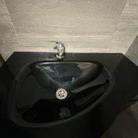 Lavabo con rubinetto