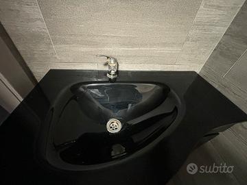 Lavabo con rubinetto