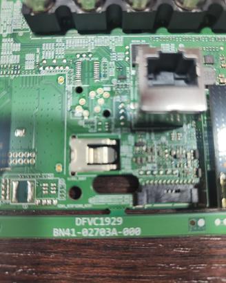 Main TV Samsung ue55ru7090uxzt