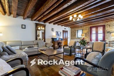 Attività / Licenza di 915 m² con più di 5 locali a