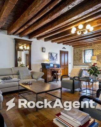 Attività / Licenza di 915 m² con più di 5 locali a