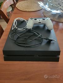 PlayStation 4 con controller e cavi