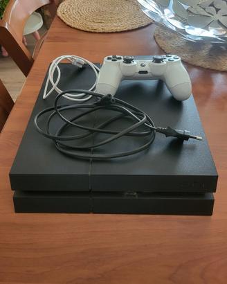PlayStation 4 con controller e cavi