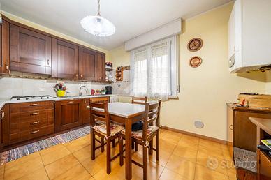 VILLA A SCHIERA D'ANGOLO A BIBBIANO