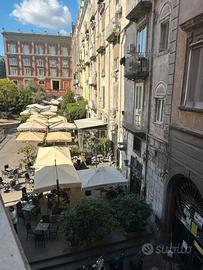 Piazza Bellini ampia stanza arredata per studenti