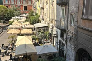 Piazza Bellini ampia stanza arredata per studenti