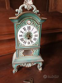 Orologio da  appoggio in ceramica funzionante.