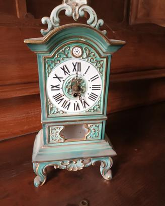 Orologio da  appoggio in ceramica funzionante.