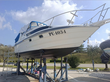 Barca a motore cabinata