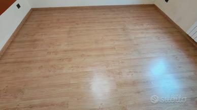 Pavimento in laminato effetto legno chiaro