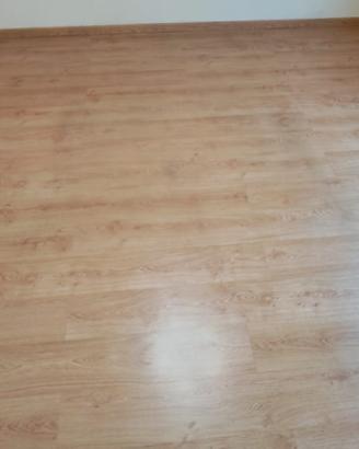 Pavimento in laminato effetto legno chiaro