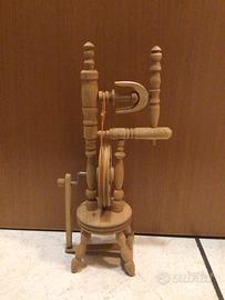 Miniatura di filatoio a ruota in legno artigianale