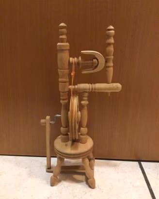 Miniatura di filatoio a ruota in legno artigianale