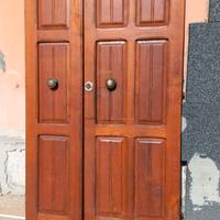 Finestre, persiane e un portone in castagno