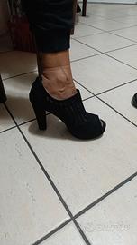 Tronchetti Janessa neri con tacco largo, plateau e