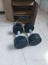 2 pesi da 8 kg in metallo e gomma nuovissimi