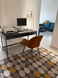 Ingresso con scrivania  tappeto poltrona e lampada