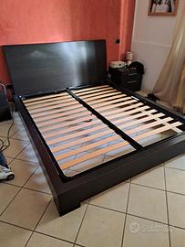 Letto matrimoniale e rete a doghe